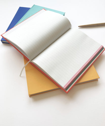 Notizbuch rot, hardcover, Lesezeichen, aufgeschlaagen, liniert