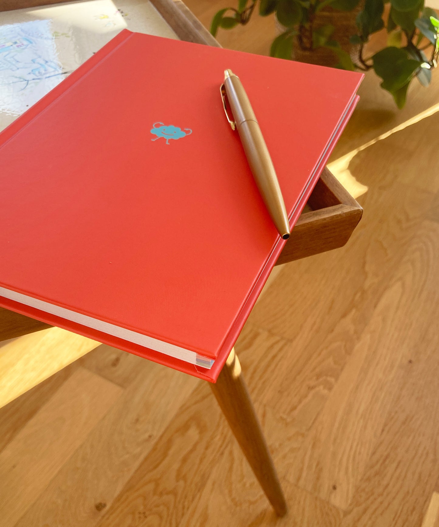 Notizbuch, rot, auf Tisch, Kugelschreiber 