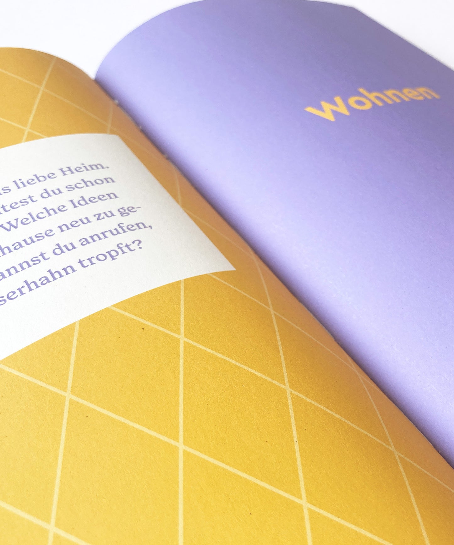 Merkzeug Notizbuch, Innenseite Beispiel Rubrik, aufgeschlagen, lila, gelb