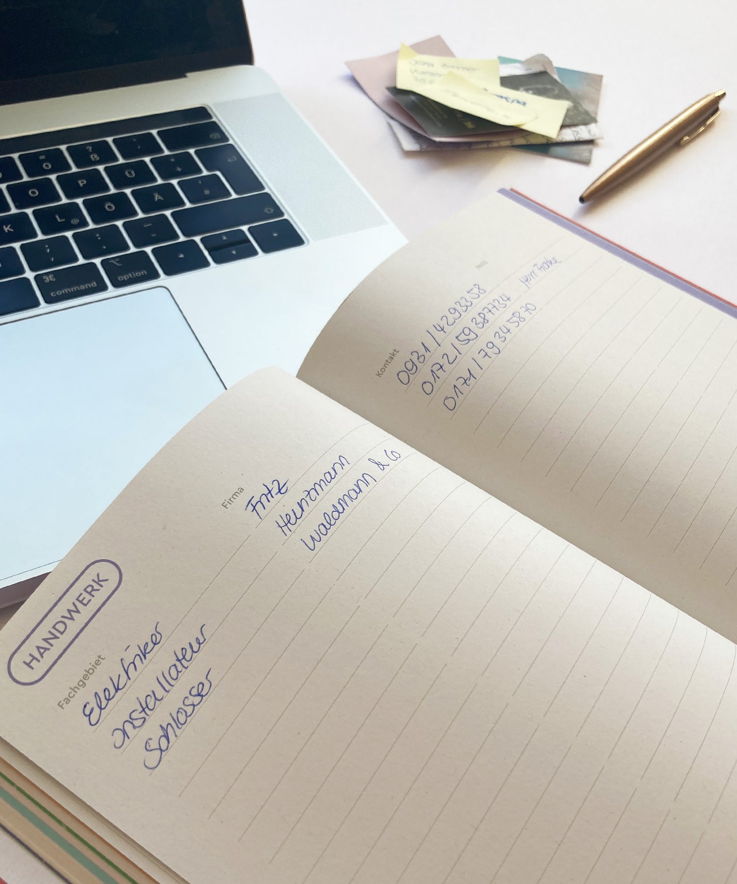 Merkzeug Notizbuch aufgeschlagen, Innenseite, mit Laptop, Zetteln, Kugelschreiber