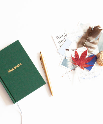 Hochwertiges Momente Erinnerungsbuch  mit Leineneinband und Goldprägung grün, mit Erinnerungen, Stilleben, Feder, Kugelschreiber 